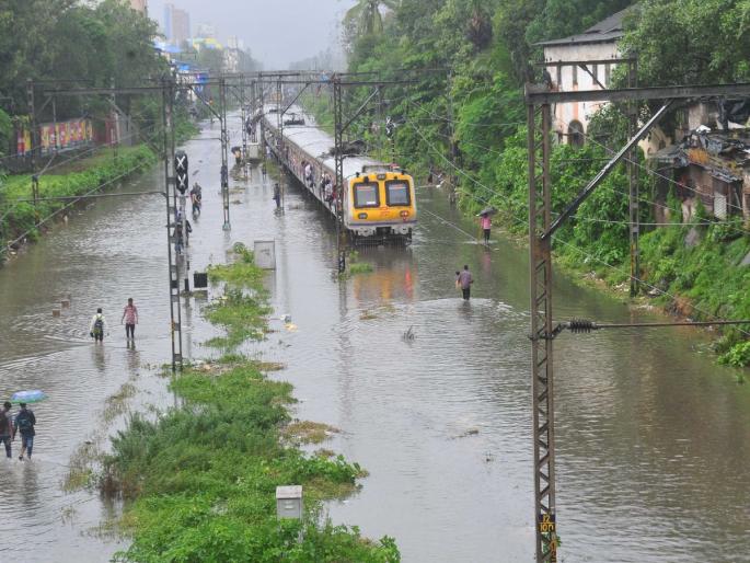 Mumbaikar's Pravasena, the middle-harbor rail corridor closed, the Western Railway started with a cave | मुंबईकरांची पाऊसदैना ! पश्चिम-मध्य-हार्बर रेल्वे मार्ग कासवगतीने सुरू Mumbaikar's Pravasena, the middle-harbor rail corridor closed, the Western Railway started with a cave | मुंबईकरांची पाऊसदैना ! पश्चिम-मध्य-हार्बर रेल्वे मार्ग कासवगतीने सुरू