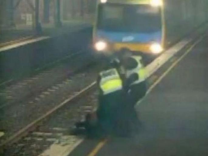 Take care of crossing the railway track, otherwise it can be | रेल्वे रुळ ओलांडताना तुम्हीही काळजी घ्या, नाहीतर असं होऊ शकतं Take care of crossing the railway track, otherwise it can be | रेल्वे रुळ ओलांडताना तुम्हीही काळजी घ्या, नाहीतर असं होऊ शकतं