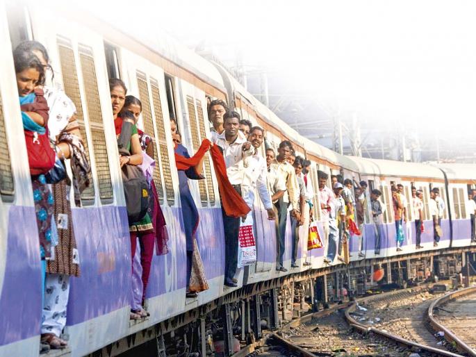 Rakshabandhan in Thane by tying rakhi to the motorman of suburban railway providing safe travel service | सुरक्षित प्रवासाची सेवा देणाऱ्या उपनगरी रेल्वेच्या मोटरमनला राखी बांधून ठाण्यात रक्षाबंधन Rakshabandhan in Thane by tying rakhi to the motorman of suburban railway providing safe travel service | सुरक्षित प्रवासाची सेवा देणाऱ्या उपनगरी रेल्वेच्या मोटरमनला राखी बांधून ठाण्यात रक्षाबंधन