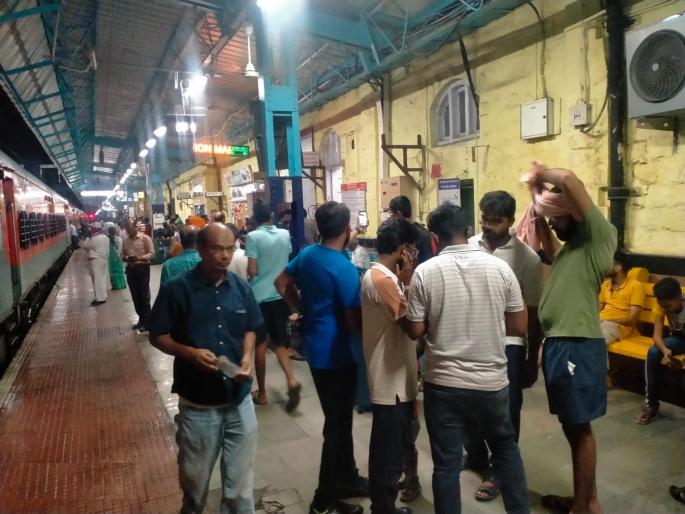 Many trains canceled due to tunnel formation under railway tracks nagpur; Some were diverted, some were stopped | रेल्वे ट्रॅकखाली बोगदा तयार झाल्याने अनेक गाड्या रद्द; काहींचे मार्ग वळविले, काही मध्येच थांबवल्या Many trains canceled due to tunnel formation under railway tracks nagpur; Some were diverted, some were stopped | रेल्वे ट्रॅकखाली बोगदा तयार झाल्याने अनेक गाड्या रद्द; काहींचे मार्ग वळविले, काही मध्येच थांबवल्या