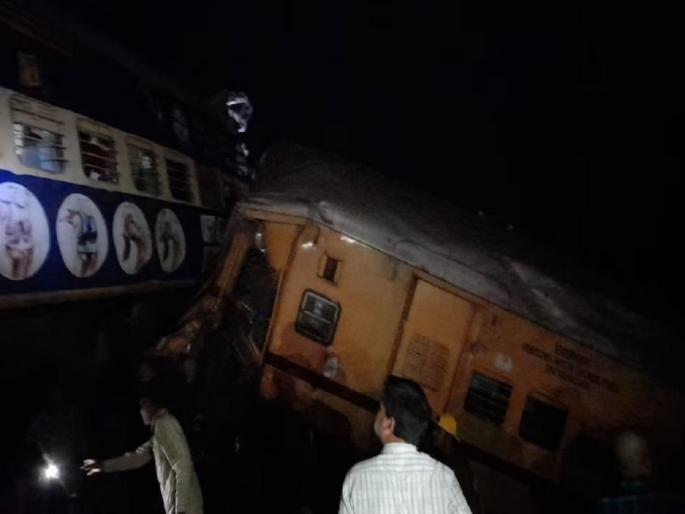Train derails in Andhra Pradesh's Vijaynagaram, rescue operation underway | आंध्र प्रदेशच्या विजयनगरममध्ये ट्रेन रुळावरून घसरली; 1 मृत्यू अनेक जखमी, बचावकार्य सुरू Train derails in Andhra Pradesh's Vijaynagaram, rescue operation underway | आंध्र प्रदेशच्या विजयनगरममध्ये ट्रेन रुळावरून घसरली; 1 मृत्यू अनेक जखमी, बचावकार्य सुरू