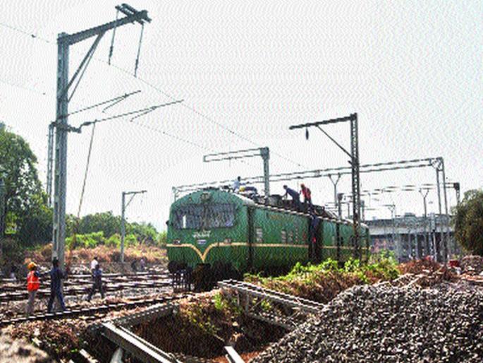 On the fifth day, the passengers were on the Harbor Road, four hours later | सलग पाचव्या दिवशीही प्रवाशांचे हाल, चार तासांनंतर हार्बर डाऊन मार्गावर धावली लोकल On the fifth day, the passengers were on the Harbor Road, four hours later | सलग पाचव्या दिवशीही प्रवाशांचे हाल, चार तासांनंतर हार्बर डाऊन मार्गावर धावली लोकल