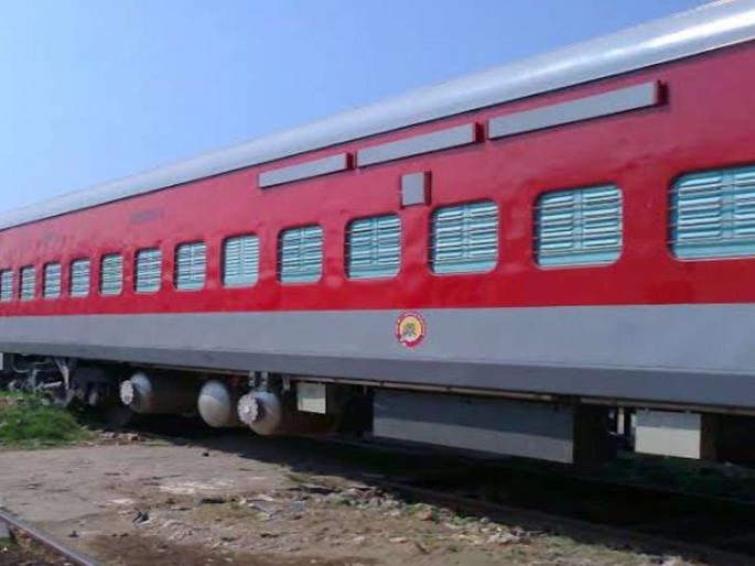 udhyan, Siddheshwar Express in new color | उद्यान, सिद्धेश्वर एक्स्प्रेस नव्या रंगात udhyan, Siddheshwar Express in new color | उद्यान, सिद्धेश्वर एक्स्प्रेस नव्या रंगात