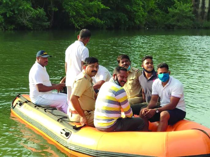Demonstration of Vengurle Police at Nawabbagh Mandvi Bay in Vengurle | वेंगुर्लेमधील नवाबाग मांडवी खाडीत वेंगुर्ले पोलिसांची प्रात्यक्षिक Demonstration of Vengurle Police at Nawabbagh Mandvi Bay in Vengurle | वेंगुर्लेमधील नवाबाग मांडवी खाडीत वेंगुर्ले पोलिसांची प्रात्यक्षिक