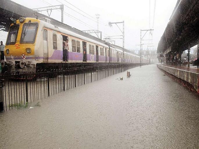 heavy raining in mumbai affects trains from aurangabad, nanded and other cities | मुसळधार पावसामुळे मुंबई जलमय; रेल्वेचे वेळापत्रक विस्कळीत heavy raining in mumbai affects trains from aurangabad, nanded and other cities | मुसळधार पावसामुळे मुंबई जलमय; रेल्वेचे वेळापत्रक विस्कळीत