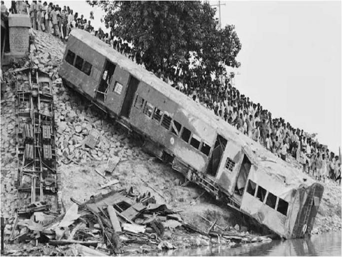 Black day 42 years ago! 9 bogies of an overcrowded passenger train derailed from a bridge and 800 died | ४२ वर्षापूर्वीचा काळा दिवस!...तेव्हा ट्रेनचे ९ डबे नदीत बुडाले होते; ८०० जणांचा झाला होता मृत्यू Black day 42 years ago! 9 bogies of an overcrowded passenger train derailed from a bridge and 800 died | ४२ वर्षापूर्वीचा काळा दिवस!...तेव्हा ट्रेनचे ९ डबे नदीत बुडाले होते; ८०० जणांचा झाला होता मृत्यू
