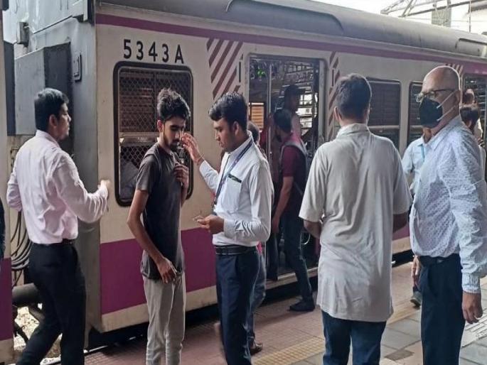 Collection of fines from free travle passengers, railway earns 300 crores collected | फुकट्या प्रवाशांकडून दंड वसुली, रेल्वे मालामाल; ३०० कोटींचा जमला गल्ला Collection of fines from free travle passengers, railway earns 300 crores collected | फुकट्या प्रवाशांकडून दंड वसुली, रेल्वे मालामाल; ३०० कोटींचा जमला गल्ला