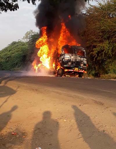 Truck blazer near Chinchpada railway gate | चिंचपाडा रेल्वे गेटजवळ ट्रक खाक