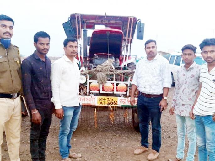 Message circulated on WhatsApp and the stolen tractor and trolley were investigated | व्हाटप्अपवर मॅसेज फिरला अन् चोरी गेलेला ट्रॅक्टर, ट्रॉलीचा तपास लागला Message circulated on WhatsApp and the stolen tractor and trolley were investigated | व्हाटप्अपवर मॅसेज फिरला अन् चोरी गेलेला ट्रॅक्टर, ट्रॉलीचा तपास लागला