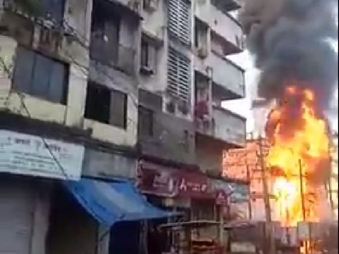 Lightning struck in Trans-Transformer, hit by four to five thousand houses | दिव्यात ट्रान्सफॉर्मर जळून खाक, चार ते पाच हजार घरांना बसला फटका Lightning struck in Trans-Transformer, hit by four to five thousand houses | दिव्यात ट्रान्सफॉर्मर जळून खाक, चार ते पाच हजार घरांना बसला फटका