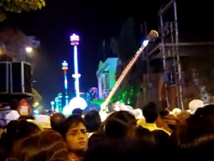 nandidhwaj falls on transformer in siddharameshwar yatra in solapur | मोठा अनर्थ टळला ! सोलापुरात सिद्धरामेश्वराच्या यात्रेत नंदीध्वज ट्रान्सफॉर्मर कोसळला nandidhwaj falls on transformer in siddharameshwar yatra in solapur | मोठा अनर्थ टळला ! सोलापुरात सिद्धरामेश्वराच्या यात्रेत नंदीध्वज ट्रान्सफॉर्मर कोसळला