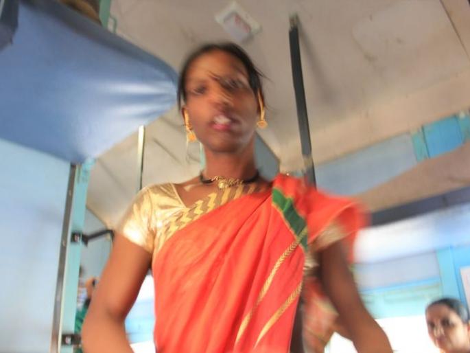 Transgender erupts in the train | रेल्वेगाड्यात वाढला तृतीयपंथीयांचा धुमाकूळ Transgender erupts in the train | रेल्वेगाड्यात वाढला तृतीयपंथीयांचा धुमाकूळ