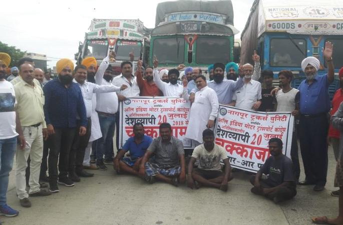 15 crores loss due to transporter's strike | वाहतूकदारांच्या संपामुळे १५ कोटींचे नुकसान 15 crores loss due to transporter's strike | वाहतूकदारांच्या संपामुळे १५ कोटींचे नुकसान