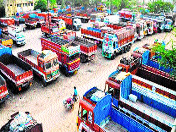 Due to the collision of the freight trainers, traffic disrupted in Pune | माल वाहतुकदारांच्या संपामुळे पुण्यातील माल वाहतूक विस्कळीत Due to the collision of the freight trainers, traffic disrupted in Pune | माल वाहतुकदारांच्या संपामुळे पुण्यातील माल वाहतूक विस्कळीत