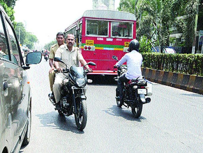 Law enforcement violates traffic rules | कायद्याच्या राखणदारांकडूनच वाहतूक नियमांचे उल्लंघन