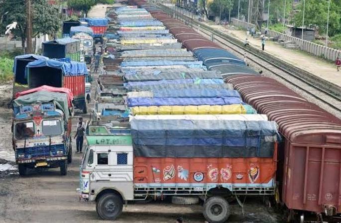 Effect of lockdown; The wheels of the truck stopped ... the wheels of the train started spinning! | लॉकडाऊनचा परिणाम; ट्रकची चाकं थांबली... रेल्वेची चाकं फिरु लागली ! Effect of lockdown; The wheels of the truck stopped ... the wheels of the train started spinning! | लॉकडाऊनचा परिणाम; ट्रकची चाकं थांबली... रेल्वेची चाकं फिरु लागली !