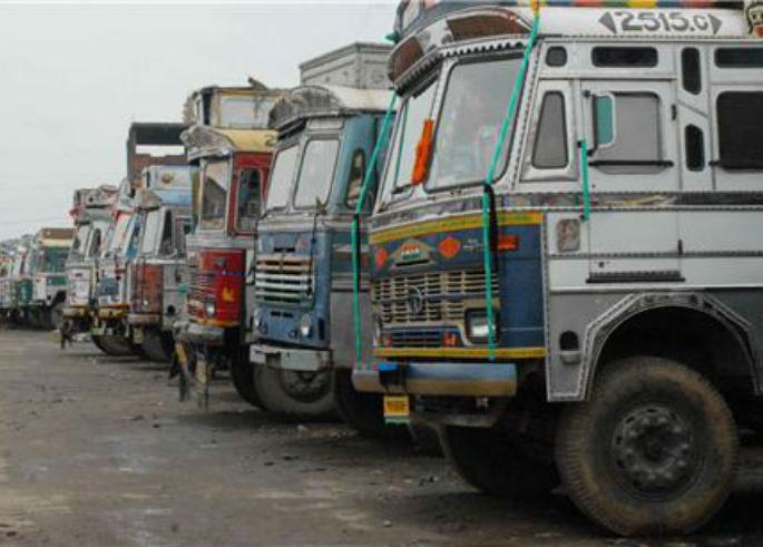 Cost of transporting more than loads, action over 20000 vehicles | भारक्षमतेहून अधिक मालाची वाहतूक करणे पडले महागात, २० हजार वाहनांवर कारवाई Cost of transporting more than loads, action over 20000 vehicles | भारक्षमतेहून अधिक मालाची वाहतूक करणे पडले महागात, २० हजार वाहनांवर कारवाई