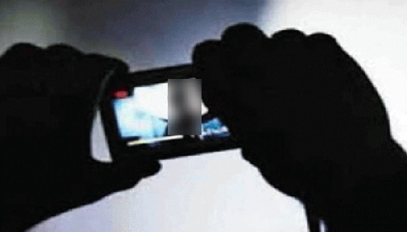 Honeytrap can happen if stranger picks up video call Honeytrap incidents increase in Kolhapur | अनोळखीचा व्हिडीओ कॉल उचलल्यास होऊ शकतो ‘हनीट्रॅप’, कोल्हापुरात ‘हनीट्रॅप’च्या घटना वाढल्या