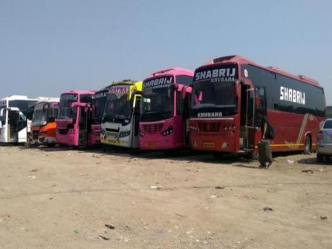 Agent says leave ST and come to us Passengers are running away from the bus station | एजंट म्हणताेय, एसटी साेडा अन् आमच्याबराेबर चला; बसस्थानकात घुसून पळवताहेत प्रवाशी Agent says leave ST and come to us Passengers are running away from the bus station | एजंट म्हणताेय, एसटी साेडा अन् आमच्याबराेबर चला; बसस्थानकात घुसून पळवताहेत प्रवाशी