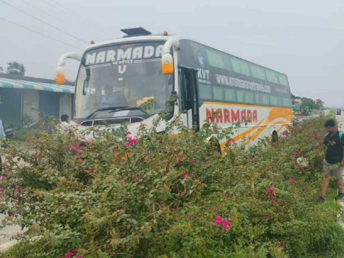 Travels met with an accident near Latur | चालकाला लागली डुकली; ट्रॅव्हल्स दुभाजकावर चढली Travels met with an accident near Latur | चालकाला लागली डुकली; ट्रॅव्हल्स दुभाजकावर चढली