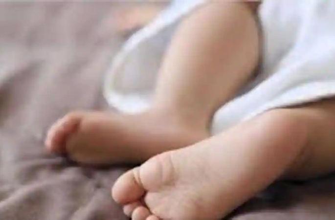 Two month old baby found in a travel bus | ट्रॅव्हल्स बसमध्ये सापडला दोन महिन्याचा बाळ Two month old baby found in a travel bus | ट्रॅव्हल्स बसमध्ये सापडला दोन महिन्याचा बाळ