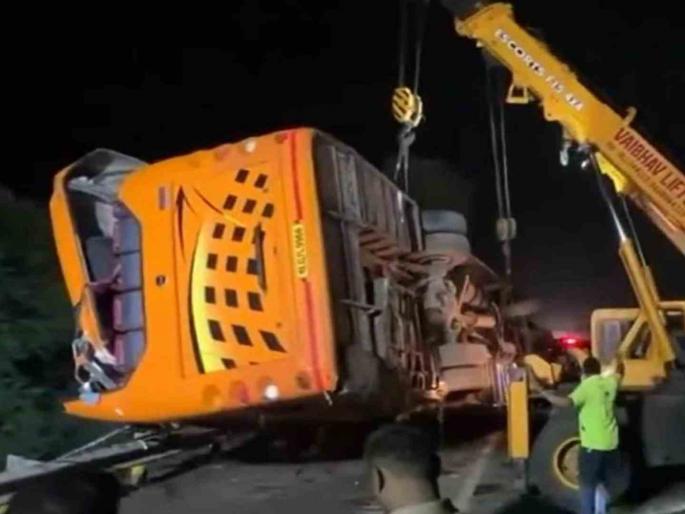 names of the dead and injured passengers in the accident bus going to Pandharpur have come forward | पंढरपूरला जाणाऱ्या अपघातग्रस्त बसमधील मृत आणि जखमी वारकऱ्यांची नावं आली समोर names of the dead and injured passengers in the accident bus going to Pandharpur have come forward | पंढरपूरला जाणाऱ्या अपघातग्रस्त बसमधील मृत आणि जखमी वारकऱ्यांची नावं आली समोर
