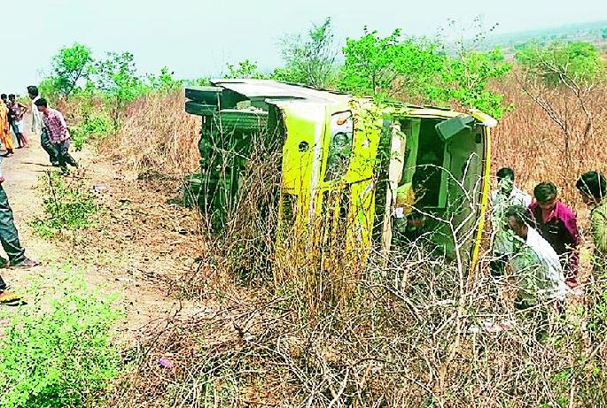The travels overturns after tyre burst, 35 women injured | काळ आला होता पण.. टायर फुटल्याने वऱ्हाड्यांची ट्रॅव्हल्स उलटली, ३५ महिला जखमी The travels overturns after tyre burst, 35 women injured | काळ आला होता पण.. टायर फुटल्याने वऱ्हाड्यांची ट्रॅव्हल्स उलटली, ३५ महिला जखमी
