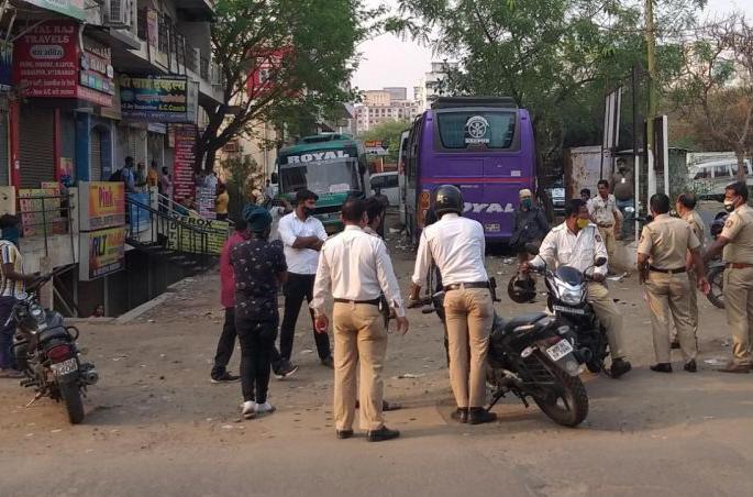 Lockdown in Nagpur: The number of 250 travel buses has gone up from 15 to 20 | नागपुरातील लॉकडाऊनचा फटका : २५० ट्रॅव्हल्स बसेसची संख्या आली १५ ते २० वर Lockdown in Nagpur: The number of 250 travel buses has gone up from 15 to 20 | नागपुरातील लॉकडाऊनचा फटका : २५० ट्रॅव्हल्स बसेसची संख्या आली १५ ते २० वर