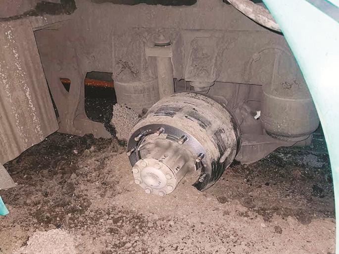Two wheels of a Mumbai going Humsafar travel's bus came off, shocking incident at Pravara Sangam | मुंबईला जाणाऱ्या ट्रॅव्हल्सची दोन चाके निखळली, प्रवरा संगमवर धक्कादायक घटना