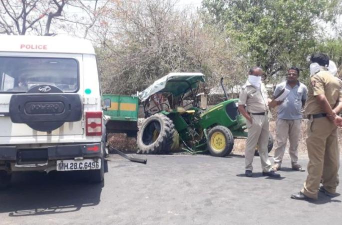 Sonala police vehicle hit by tractor | सोनाळा पोलिसांच्या वाहनाला ट्रॅक्टरची धडक Sonala police vehicle hit by tractor | सोनाळा पोलिसांच्या वाहनाला ट्रॅक्टरची धडक