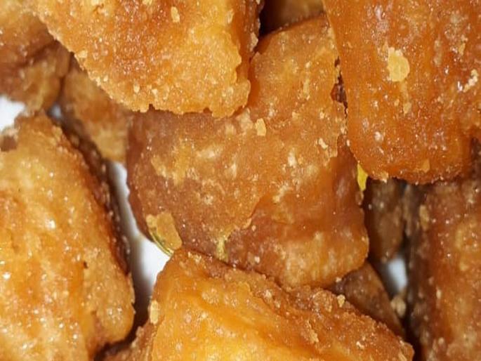 The benefits of including jaggery in the diet rather than eating sugar | साखरेपेक्षा गुळाचा आहारात समावेश केल्याने होणारे फायदे वाचून आजच साखर खाणं सोडाल! The benefits of including jaggery in the diet rather than eating sugar | साखरेपेक्षा गुळाचा आहारात समावेश केल्याने होणारे फायदे वाचून आजच साखर खाणं सोडाल!