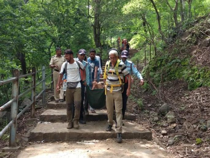 Success in rescuing a person who has been stranded for four hours | तब्बल चार तास पांडवलेणींवर अडकलेल्या व्यक्तीची सुटका करण्यात यश Success in rescuing a person who has been stranded for four hours | तब्बल चार तास पांडवलेणींवर अडकलेल्या व्यक्तीची सुटका करण्यात यश