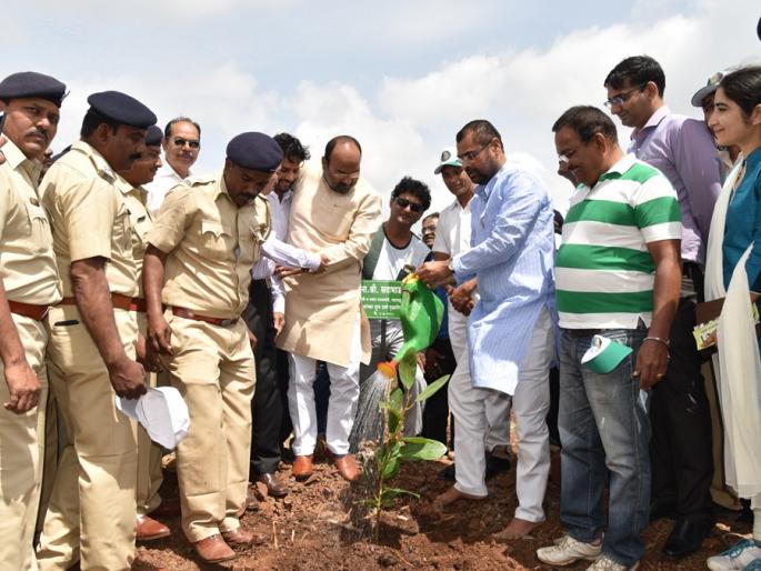 Sangli: There is no alternative to tree plantation to prevent warming: Sadabhau Khot | सांगली : तापमानवाढ रोखण्यासाठी वृक्षलागवडीला पर्याय नाही : सदाभाऊ खोत Sangli: There is no alternative to tree plantation to prevent warming: Sadabhau Khot | सांगली : तापमानवाढ रोखण्यासाठी वृक्षलागवडीला पर्याय नाही : सदाभाऊ खोत