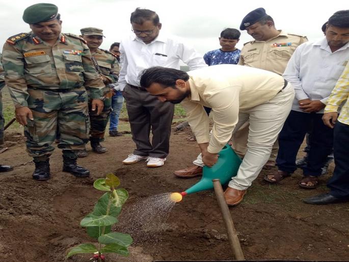 Plantation by 'Eco Batalion' on 130 hectares of forest land in khultabad | खुलताबादेतील १३० हेक्टरवर 'इको बटालियन' द्वारे वृक्षारोपण Plantation by 'Eco Batalion' on 130 hectares of forest land in khultabad | खुलताबादेतील १३० हेक्टरवर 'इको बटालियन' द्वारे वृक्षारोपण