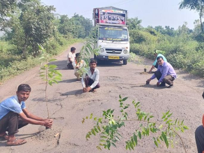 Gandhigiri promoted Wadi to Nandarde by planting trees in the pit and protesting as the road is bad | खड्डयात वृक्षारोपण करून ग्रामस्थांची गांधिगिरी, वाडी ते नांदर्डे रस्ता खराब असल्याने आंदोलन Gandhigiri promoted Wadi to Nandarde by planting trees in the pit and protesting as the road is bad | खड्डयात वृक्षारोपण करून ग्रामस्थांची गांधिगिरी, वाडी ते नांदर्डे रस्ता खराब असल्याने आंदोलन