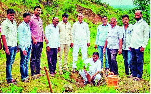 4000 seedlings in five years on the hill- Good news-dribble water: Avalya initiative in Killemachandrargad | डोंगरावर पाच वर्षात ४000 रोपे- गुड न्यूज-ठिबकने पाणी : किल्लेमच्छिंद्रगड येथील अवलियाचा उपक्रम 4000 seedlings in five years on the hill- Good news-dribble water: Avalya initiative in Killemachandrargad | डोंगरावर पाच वर्षात ४000 रोपे- गुड न्यूज-ठिबकने पाणी : किल्लेमच्छिंद्रगड येथील अवलियाचा उपक्रम