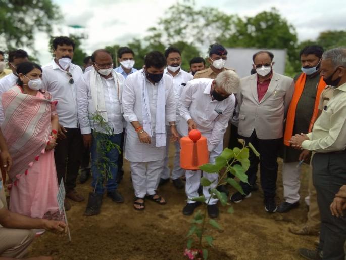 Distribution of bamboo and teak saplings to farmers by the Minister of Forests and Agriculture | वनमंत्री अन् कृषिमंत्र्यांच्या हस्ते शेतकऱ्यांना बांबू, सागवानच्या रोपांचे वाटप Distribution of bamboo and teak saplings to farmers by the Minister of Forests and Agriculture | वनमंत्री अन् कृषिमंत्र्यांच्या हस्ते शेतकऱ्यांना बांबू, सागवानच्या रोपांचे वाटप