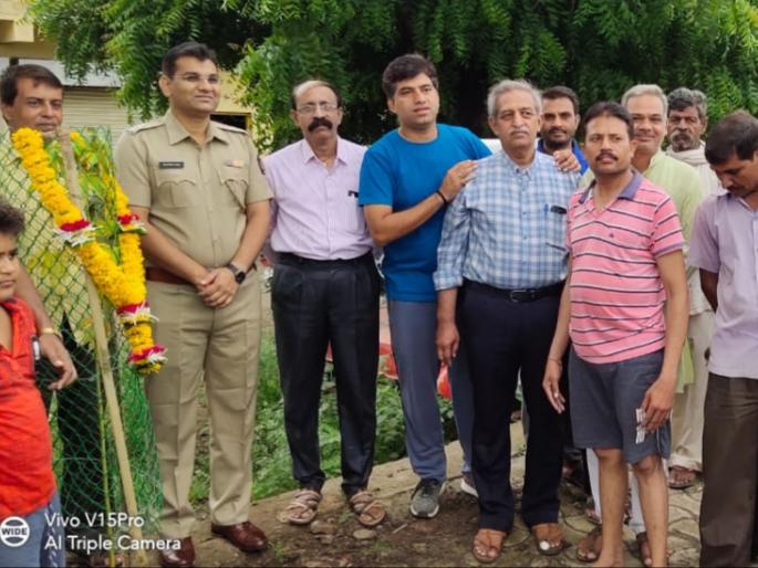 100 trees planted on Ghatpuri Road under 'Mission O-2'! | ‘मिशन ओ-२’अंतर्गत घाटपुरी रोडवर १०० वृक्षांची लागवड! 100 trees planted on Ghatpuri Road under 'Mission O-2'! | ‘मिशन ओ-२’अंतर्गत घाटपुरी रोडवर १०० वृक्षांची लागवड!