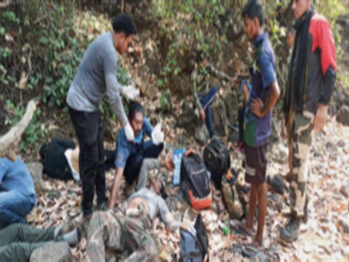 Three trekkers stranded halfway through an 800-foot-deep ravine | 800 फुटी खोल दरीत अर्ध्यावर अडकलेल्या तीन ट्रेकर्सची सुटका Three trekkers stranded halfway through an 800-foot-deep ravine | 800 फुटी खोल दरीत अर्ध्यावर अडकलेल्या तीन ट्रेकर्सची सुटका
