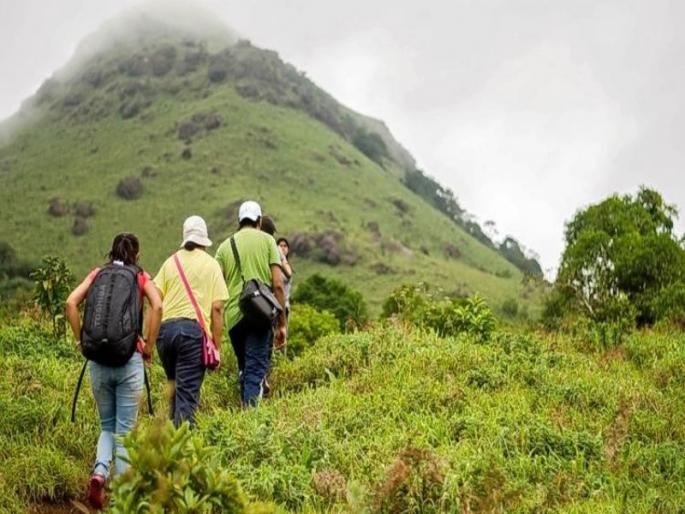 maximum youth going on 'fort ' for treaking ... | तरुणाई ‘किल्लेदारीच्या’ वाटेला... maximum youth going on 'fort ' for treaking ... | तरुणाई ‘किल्लेदारीच्या’ वाटेला...