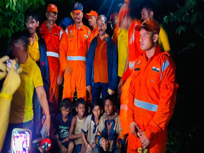 5 minors trapped in Dogars were rescued safely after seven hours | डोंगरामध्ये अडकलेल्या ५ अल्पवयीन मुलांची तब्बल सात तासांनी सुखरूप सुटका 5 minors trapped in Dogars were rescued safely after seven hours | डोंगरामध्ये अडकलेल्या ५ अल्पवयीन मुलांची तब्बल सात तासांनी सुखरूप सुटका