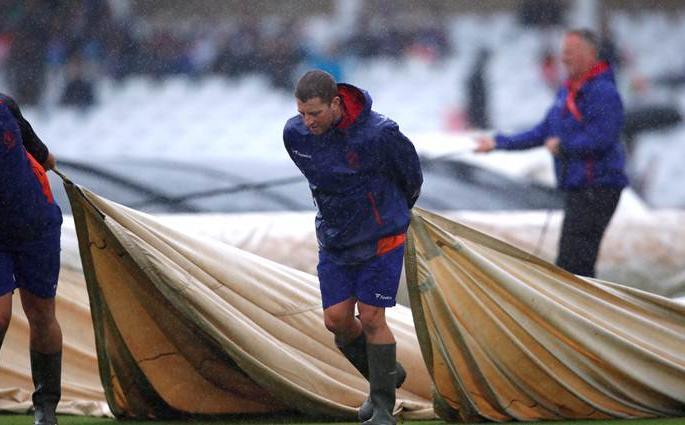 ICC World Cup 2019: Australia-Bangladesh match stopped due to rain | ICC World Cup 2019: वॉर्नर गरजला; वरुणराजा बरसला... ऑस्ट्रेलिया-बांगलादेशचा सामना थांबला