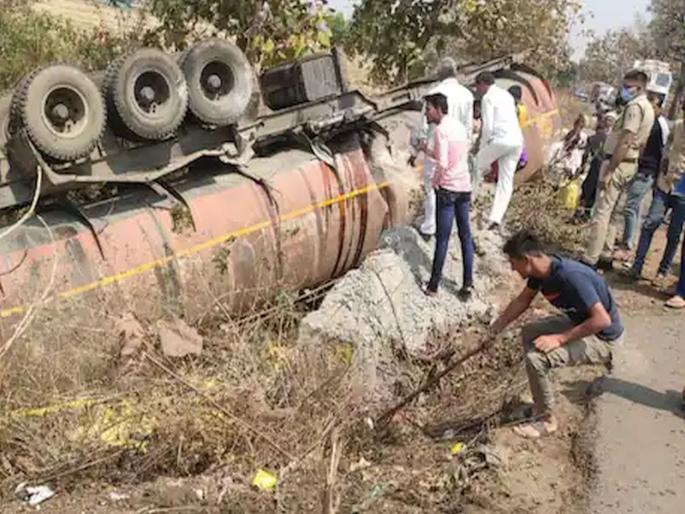Dewas watch video of villagers reach to extarct oil from overturned tanker | खाद्यतेलाचा टँकर पलटला अन् लुटण्यासाठी लोकांची तुफान गर्दी; डब्बा, तर कोणी कॅन घेऊन पोहोचलं, पाहा व्हिडीओ Dewas watch video of villagers reach to extarct oil from overturned tanker | खाद्यतेलाचा टँकर पलटला अन् लुटण्यासाठी लोकांची तुफान गर्दी; डब्बा, तर कोणी कॅन घेऊन पोहोचलं, पाहा व्हिडीओ