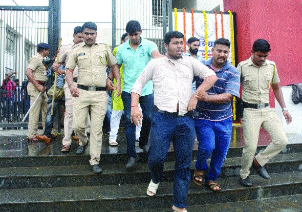 Undeterred efforts of hoisting Aditya Thackeray's program | आदित्य ठाकरे यांचा कार्यक्रम उधळण्याचा अभाविपचा प्रयत्न Undeterred efforts of hoisting Aditya Thackeray's program | आदित्य ठाकरे यांचा कार्यक्रम उधळण्याचा अभाविपचा प्रयत्न