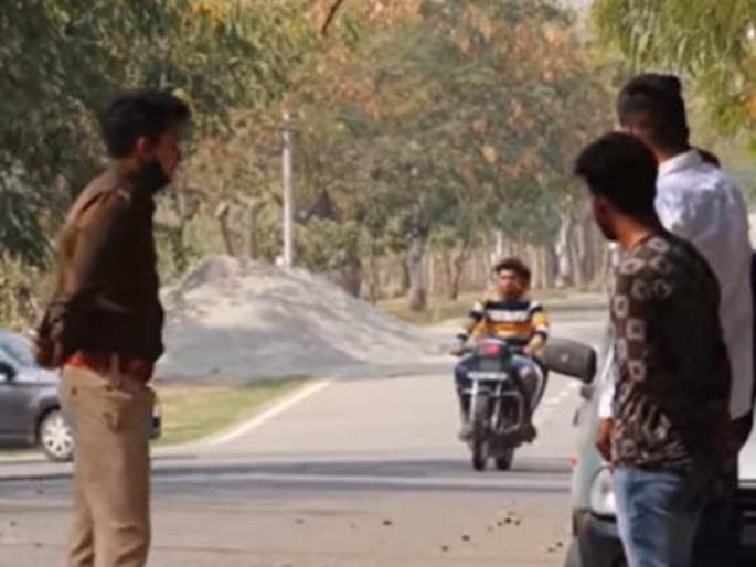 Bikers bluffed policeman who was ready to stop them for challan funny video goes viral | Funny Video : चालान फाडणारच होता पोलिसवाला, बाइकस्वाराने दिला असा चकमा! Bikers bluffed policeman who was ready to stop them for challan funny video goes viral | Funny Video : चालान फाडणारच होता पोलिसवाला, बाइकस्वाराने दिला असा चकमा!