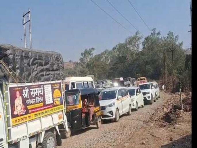 Massive traffic jam on Bhor-Kapurhol road; queues of eight to ten kilometers | भोर-कापूरहोळ मार्गावर मोठ्या प्रमाणात वाहतूक कोंडी; आठ ते दहा किलोमीटरपर्यंत रांगा Massive traffic jam on Bhor-Kapurhol road; queues of eight to ten kilometers | भोर-कापूरहोळ मार्गावर मोठ्या प्रमाणात वाहतूक कोंडी; आठ ते दहा किलोमीटरपर्यंत रांगा