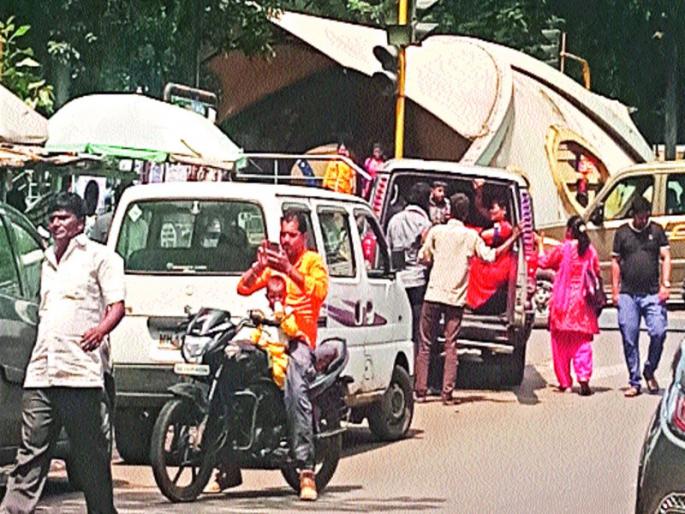 Traffic in the city, no one arrested by police | शहरात अवैध वाहतूक, पोलिसांनाही कोणी जुमेना Traffic in the city, no one arrested by police | शहरात अवैध वाहतूक, पोलिसांनाही कोणी जुमेना