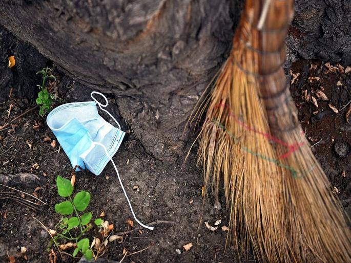 CoronaVirus News : Broom can spread corona virus aiims doctor warn | धोका वाढला! झाडूच्या माध्यमातूनही होऊ शकतो कोरोनाचा प्रसार; AIIMS च्या डॉक्टरांचा इशारा CoronaVirus News : Broom can spread corona virus aiims doctor warn | धोका वाढला! झाडूच्या माध्यमातूनही होऊ शकतो कोरोनाचा प्रसार; AIIMS च्या डॉक्टरांचा इशारा