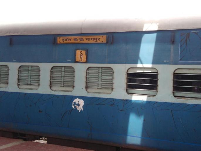 In Trishatabddi express 1.72 lakhs buty stolen | त्रिशताब्दी एक्स्प्रेसमधून १.७२ लाखाचा मुद्देमाल पळविला In Trishatabddi express 1.72 lakhs buty stolen | त्रिशताब्दी एक्स्प्रेसमधून १.७२ लाखाचा मुद्देमाल पळविला