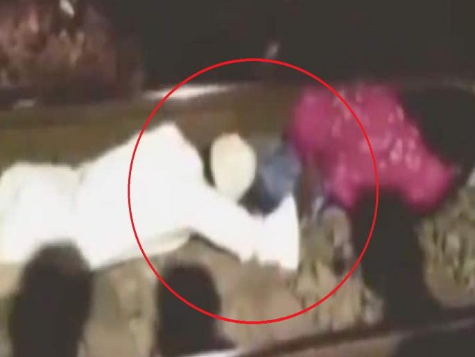 girl fell on railway track , man saves a girls life on railway track | Video:ट्रेनखाली आलेल्या तरुणीला वाचवण्यासाठी स्वतःचा जीव घातला धोक्यात, पाहा VIDEO girl fell on railway track , man saves a girls life on railway track | Video:ट्रेनखाली आलेल्या तरुणीला वाचवण्यासाठी स्वतःचा जीव घातला धोक्यात, पाहा VIDEO